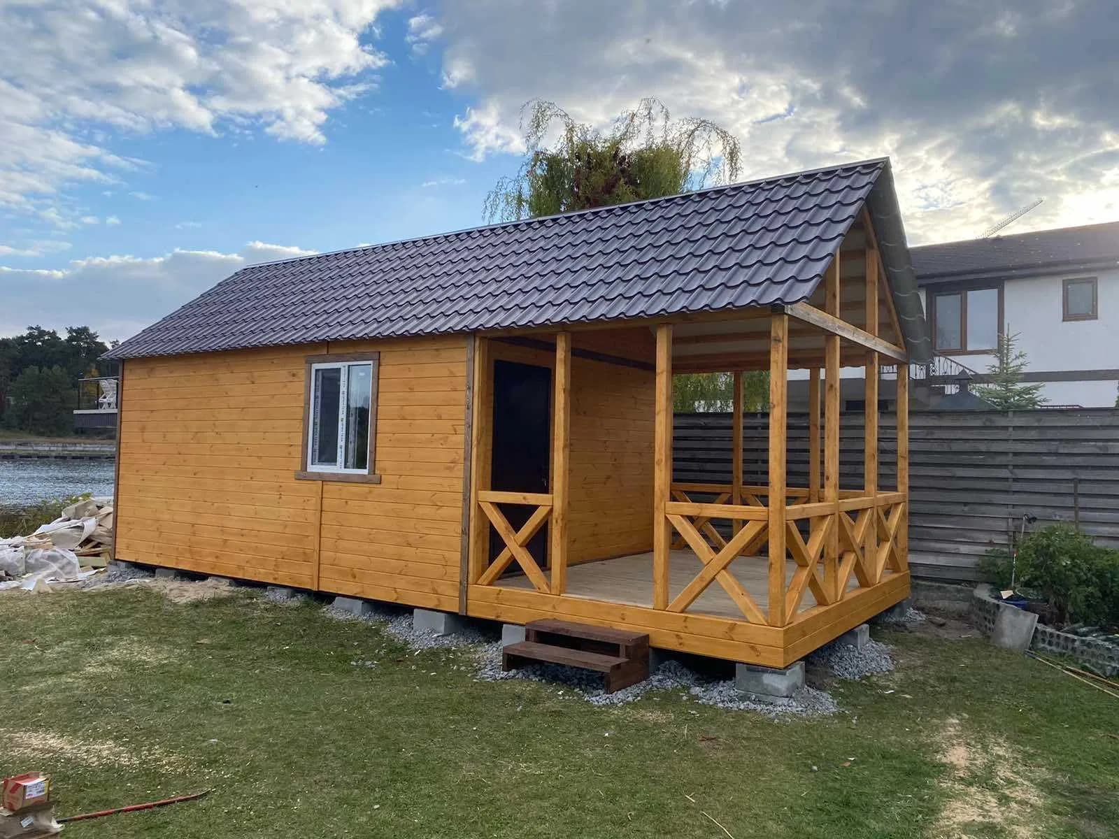 Дерев'яний будиночок з терасою